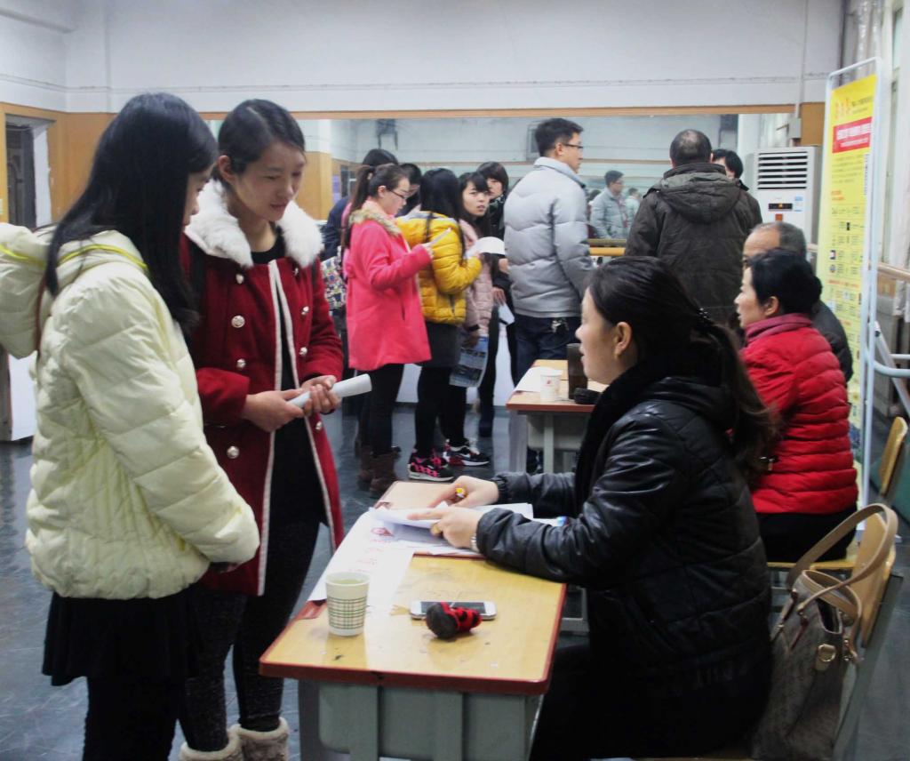 我院大四毕业生与招聘单位交流