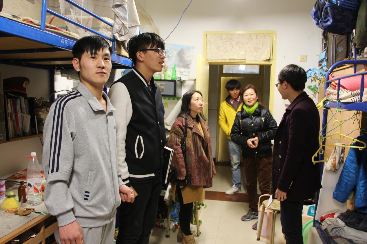 王新惠书记带领辅导员检查学生宿舍
