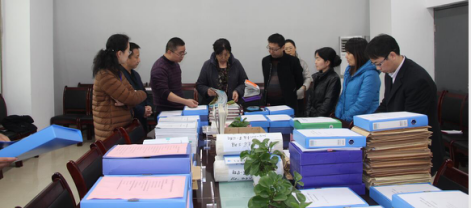 曹文清教授在我院检查教学资料