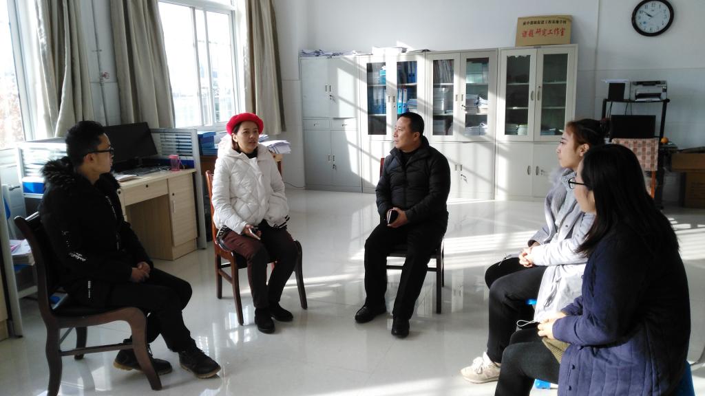 在前进路中学与指导教师和实习生在座谈