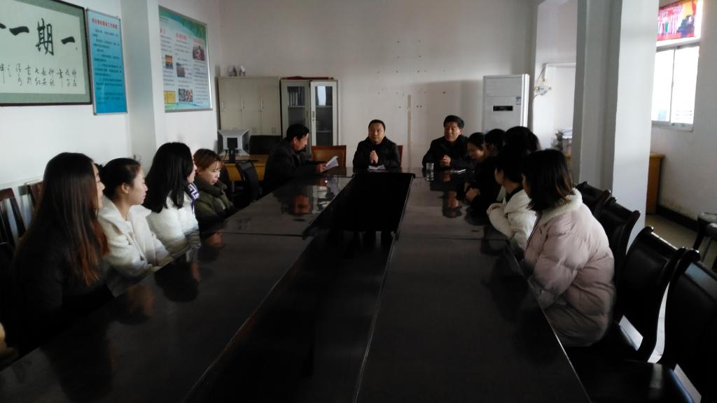 在渭南市幼儿师范学校听取汇报